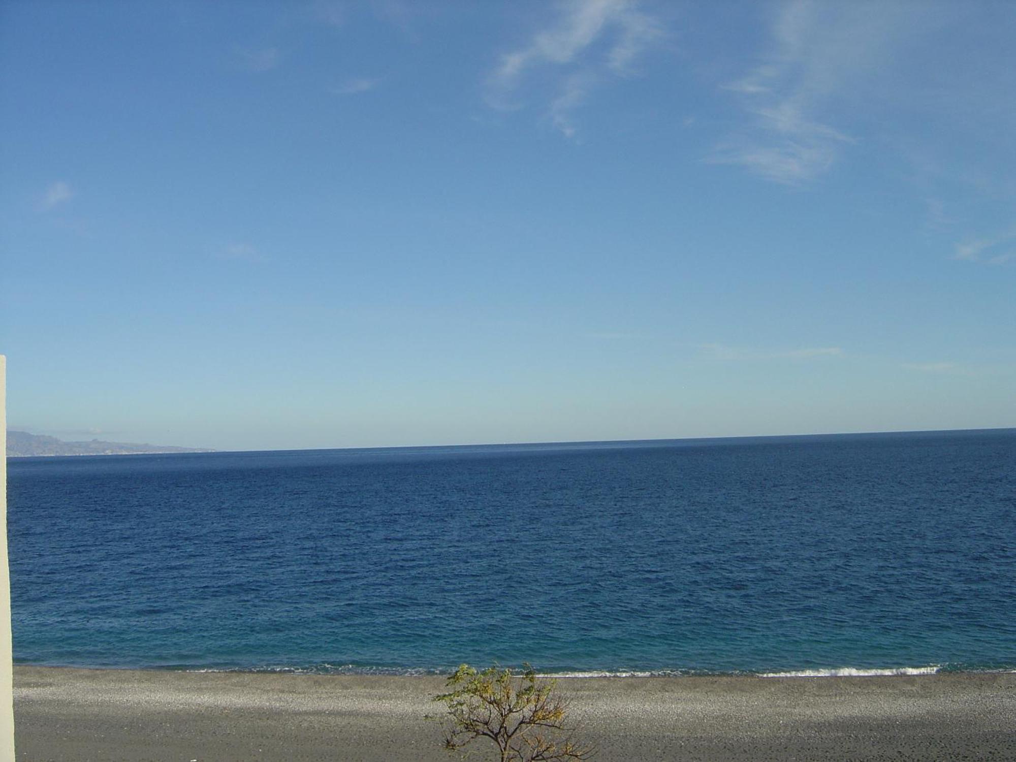 Mirone Apartment Fronte Mare Beachfront House Roccalumera Εξωτερικό φωτογραφία